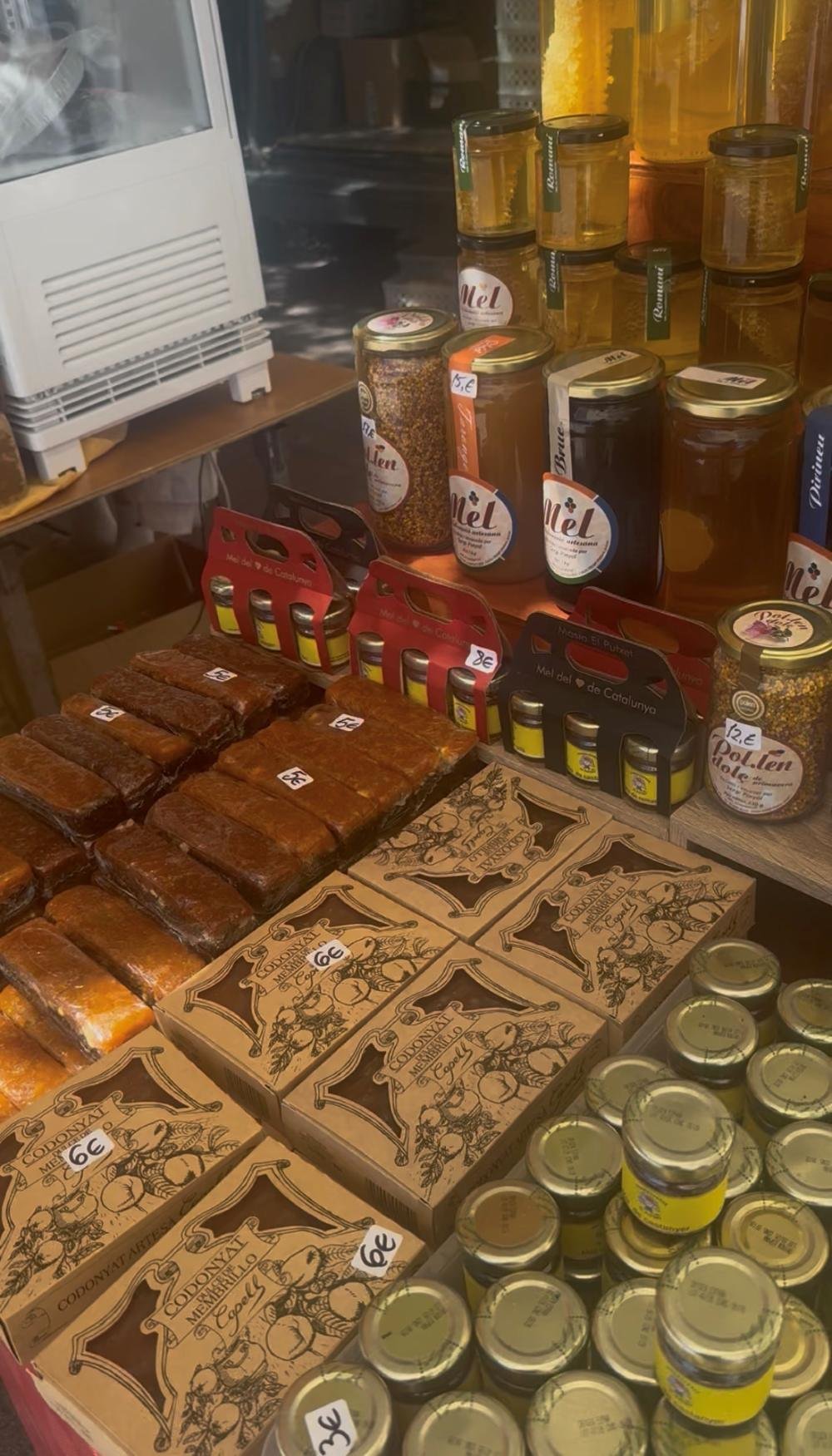 Puesto de mel i mató y productos artesanos en Montserrat