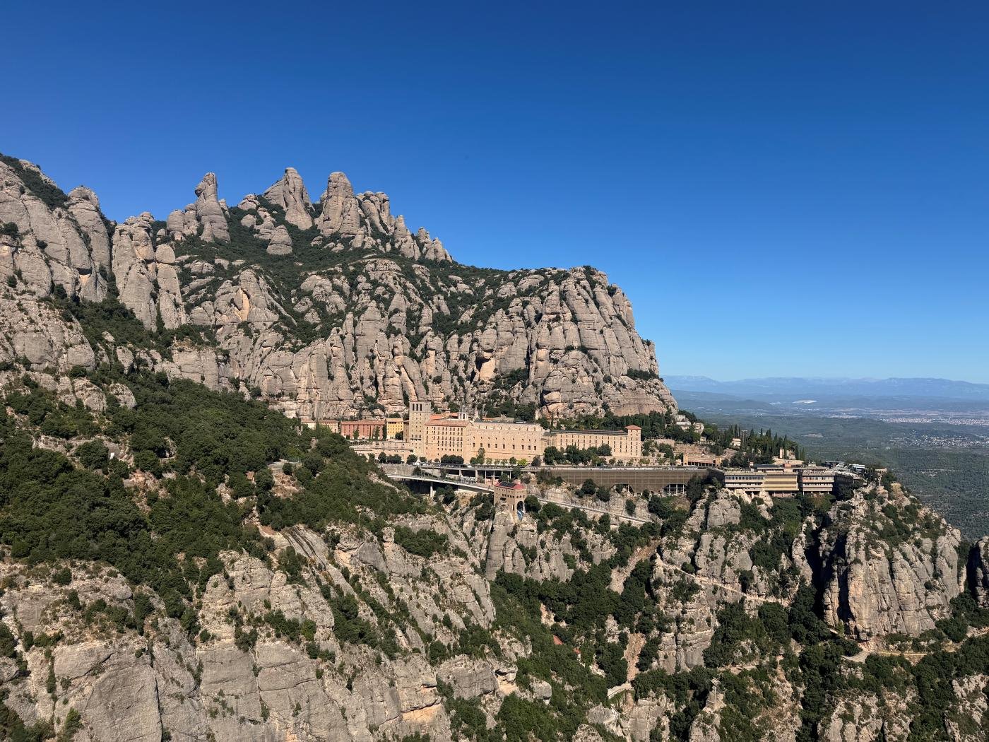 Monasterio de Montserrat entre formaciones rocosas