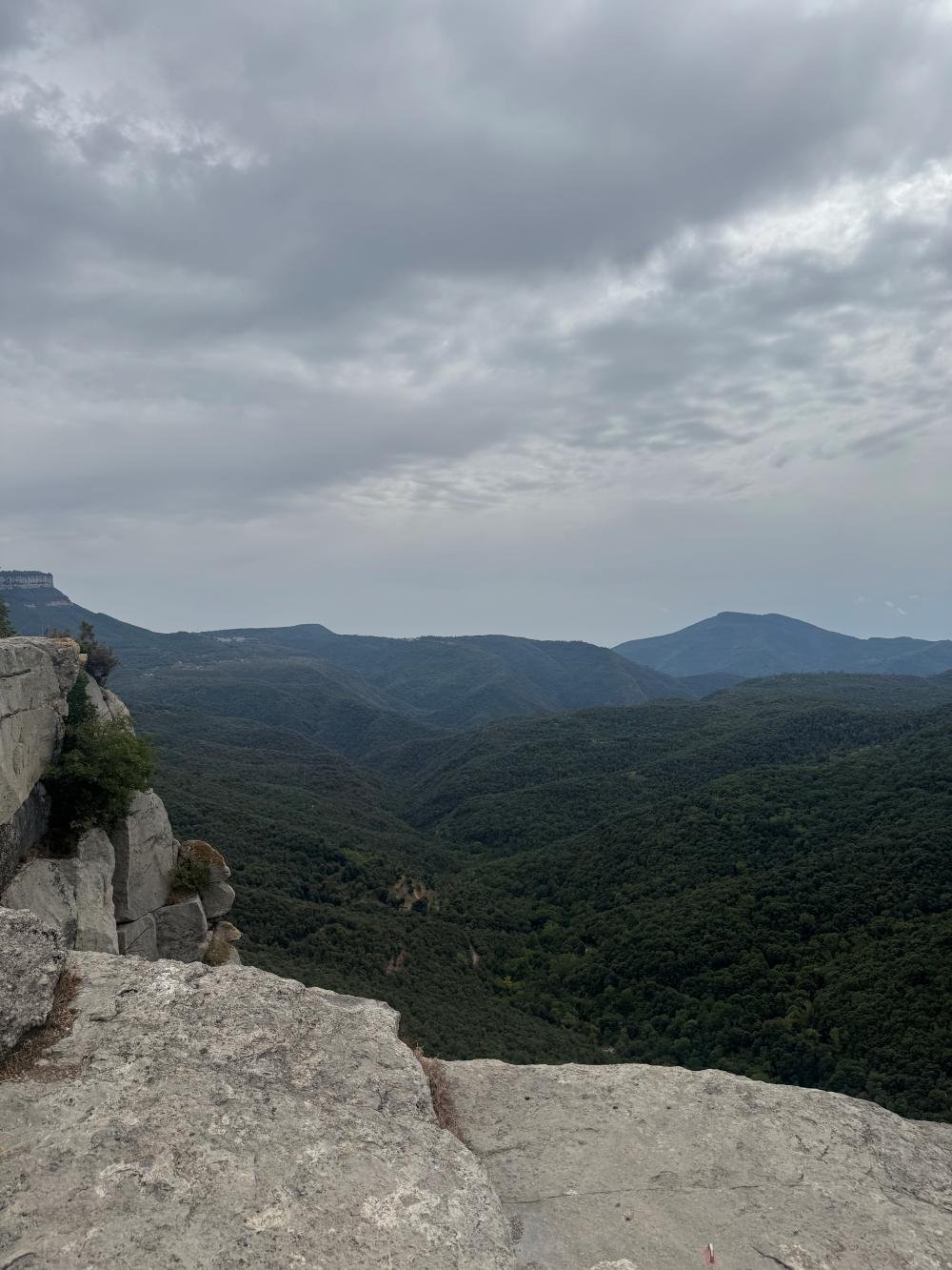 Vistas de los cingles del Collsacabra desde un mirador de Rupit