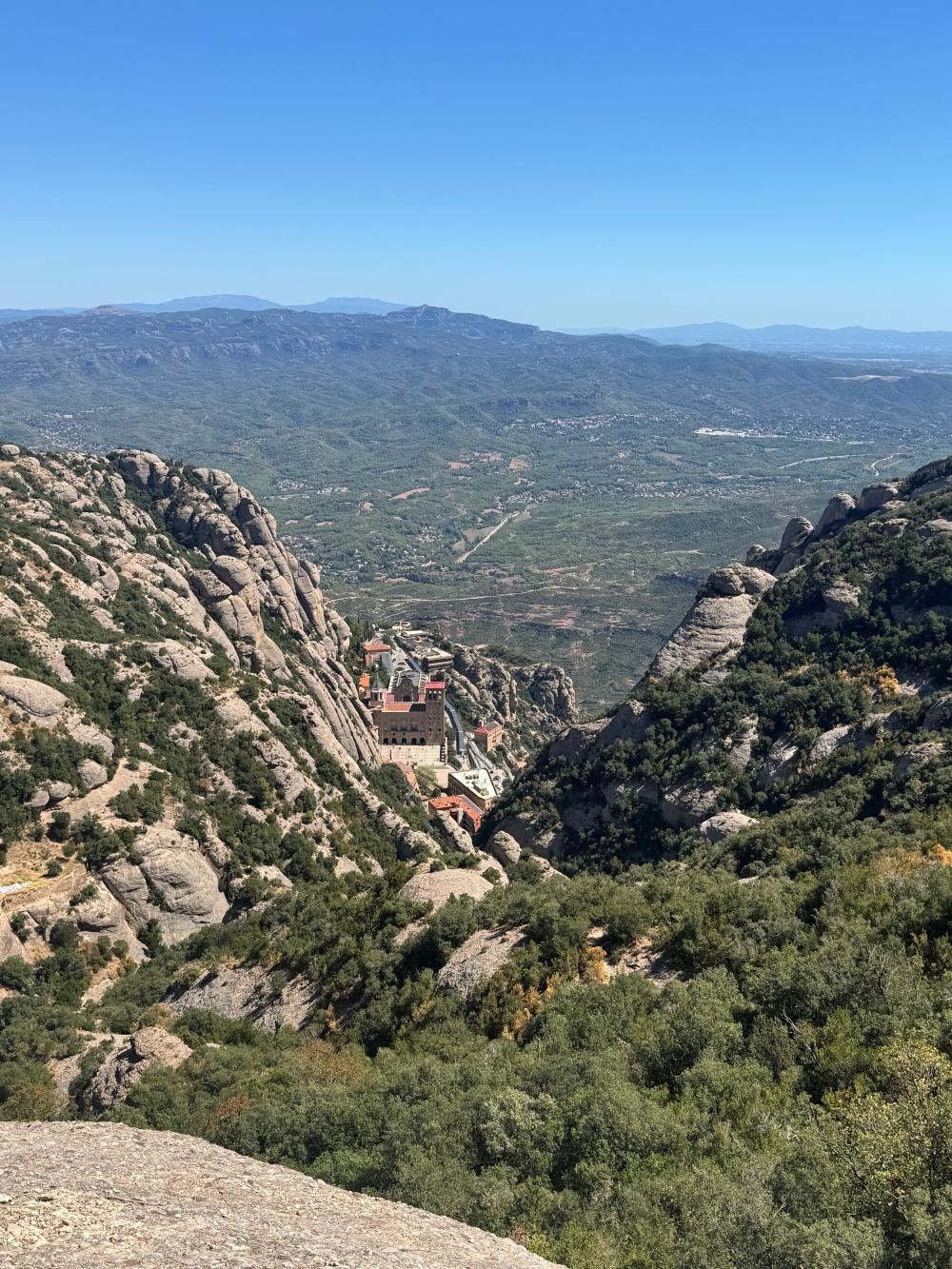 El monasterio de Montserrat entre las formaciones rocosas de la montaña