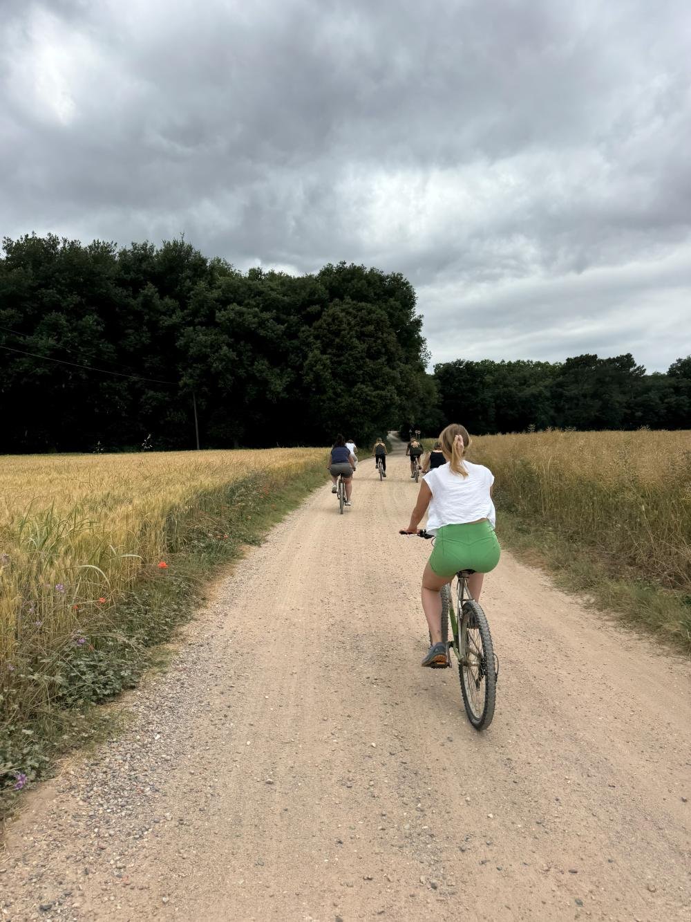 Paseo en bicicleta por un camino rural durante un retiro