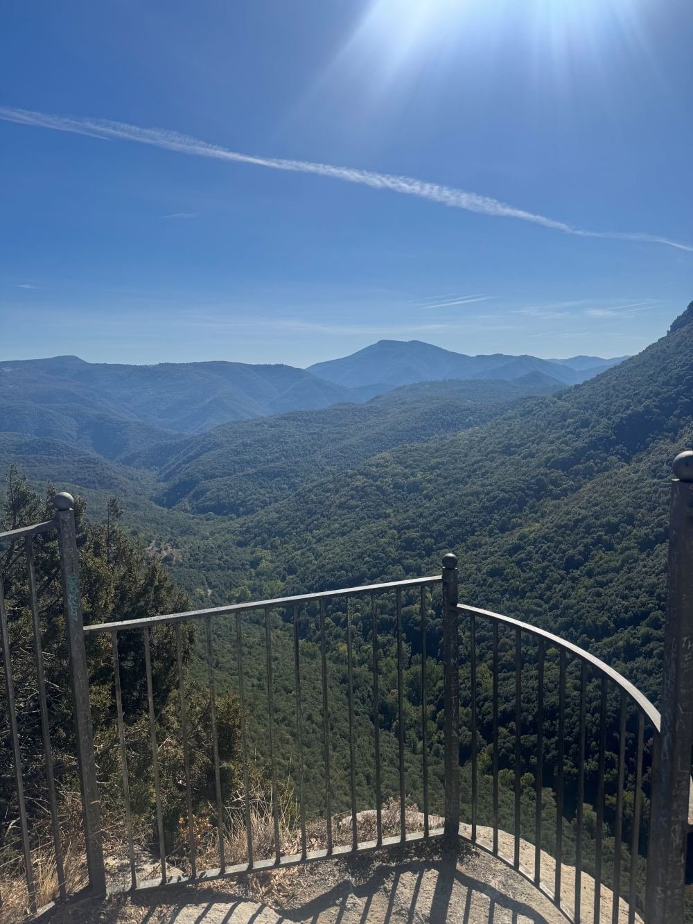 Mirador con barandilla sobre los bosques y montañas del Collsacabra