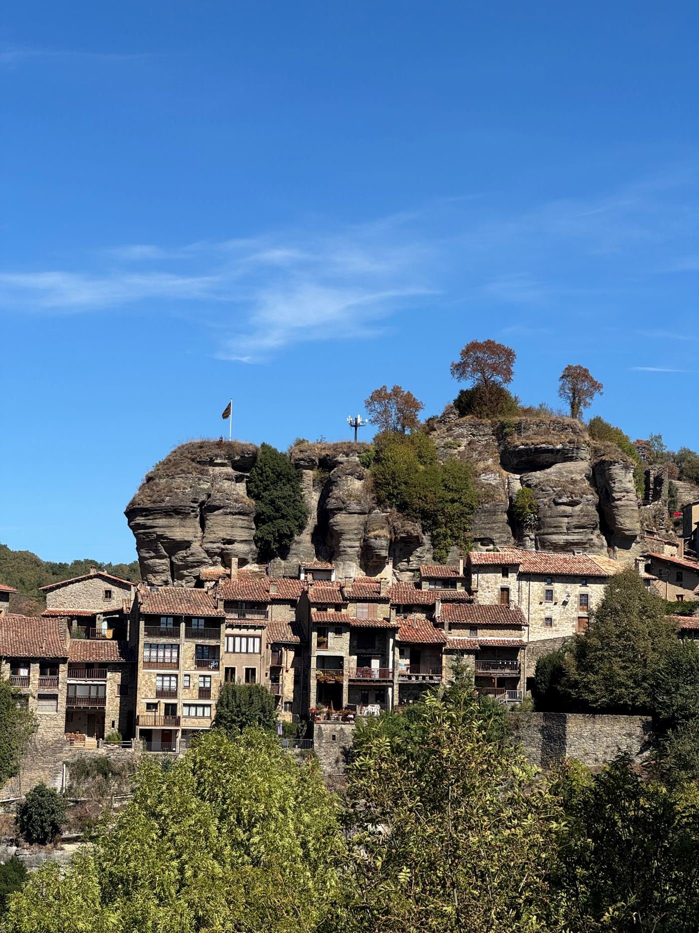 Las casas de piedra de Rupit sobre el peñasco del Collsacabra, bajo un cielo azul