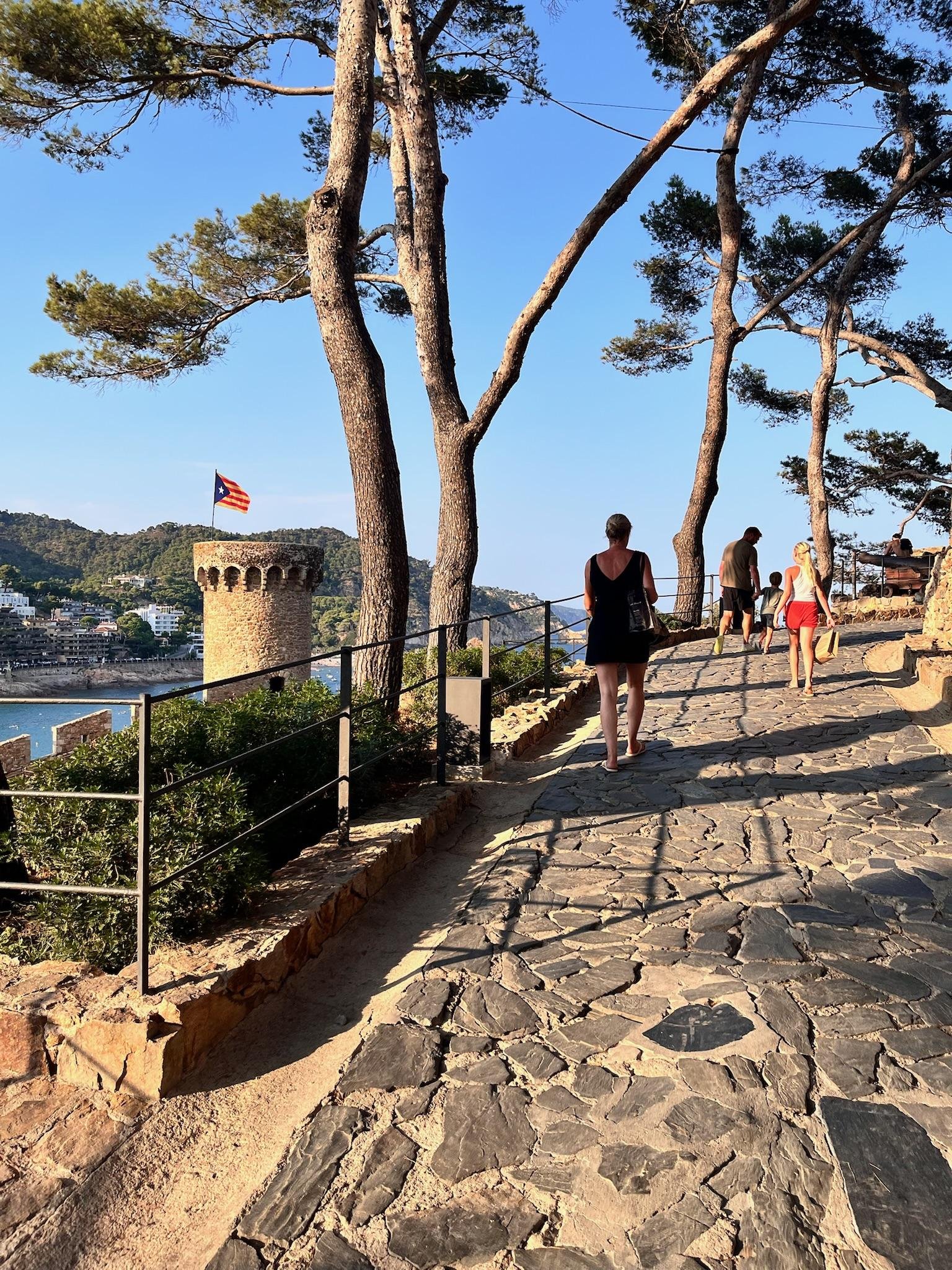 Camino hacia la torre vigía de la Vila Vella en Tossa de Mar